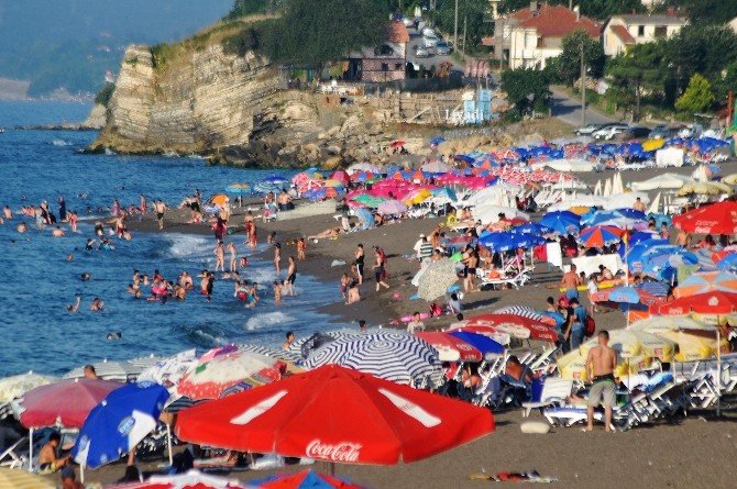 Akçakoca Sahilleri Haftasonu Tıklım Tıklım