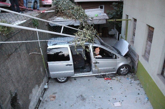 3 Metreden Apartman Bahçesine Uçtu: 2 Yaralı