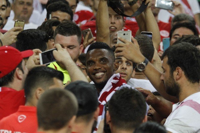 Eto’o Maçı Tribünde Taraftarların Arasında İzledi