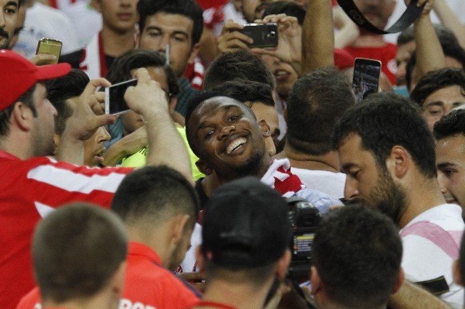 Eto’o Maçı Tribünde Taraftarların Arasında İzledi