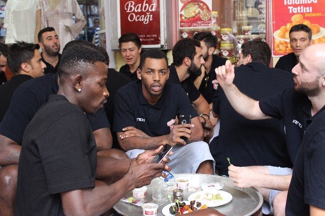 Muratbey Uşak Basketbol Takımı Hazırlıklarına Devam Ediyor