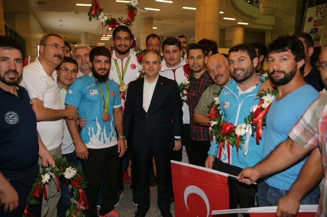 Rio 2016 Olimpiyatları’nda Dereceye Giren Milli Güreşçiler Ankara’ya Geldi