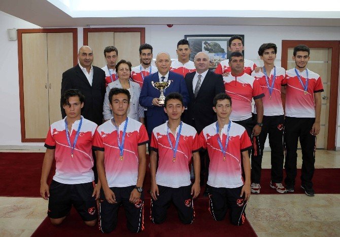 Şampiyon Öğrenciler Yenimahalle’de