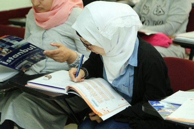 İstanbul Aydın Üniversitesi’nden Suriyeli Sığınmacılara Büyük Destek