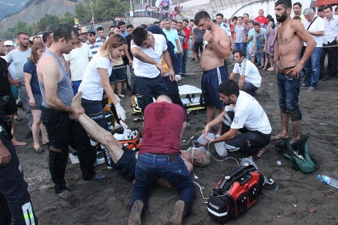 Karadeniz’in Dev Dalgaları İki Kişiyi Yuttu