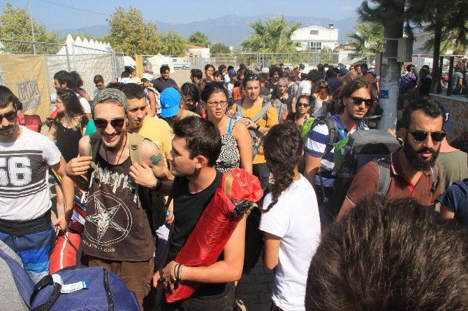 Zeytinli Rock Festivali İçin On Binlerce Kişi Edremit’e Akın Ediyor
