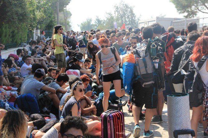 Zeytinli Rock Festivali İçin On Binlerce Kişi Edremit’e Akın Ediyor