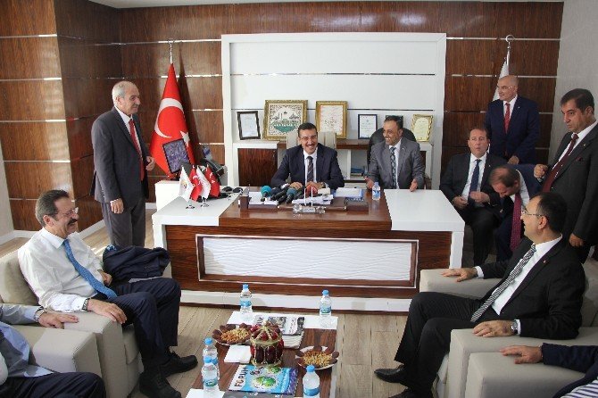 Bakan Tüfenkci, Malatya Ticaret Borsası’nı Ziyaret Etti