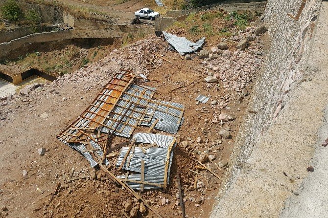 Gümüşhane’de Rüzgar Çatıları Uçurdu