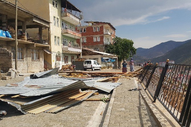 Gümüşhane’de Rüzgar Çatıları Uçurdu