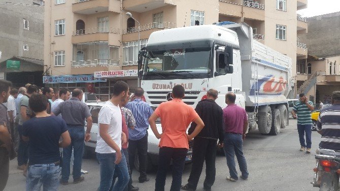 Kamyon İle Otomobil Çarpıştı: 1 Yaralı