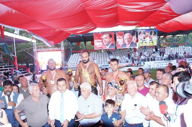 Tarihi Çardak Yağlı Güreşleri Başpehlivanı Orhan Okulu Oldu