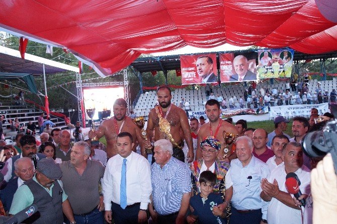 Tarihi Çardak Yağlı Güreşleri Başpehlivanı Orhan Okulu Oldu