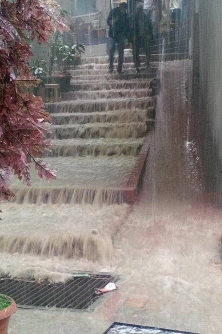Zonguldak’ta Yollar Sular Altında Kaldı