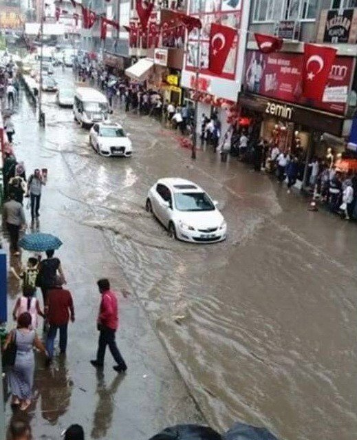 Zonguldak’ta Yollar Sular Altında Kaldı