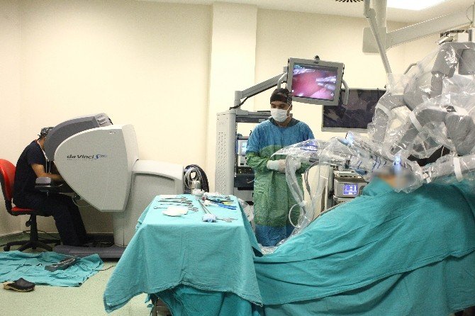 Adana’da 200’üncü Robotik Cerrahi Vakası Pastayla Kutlandı