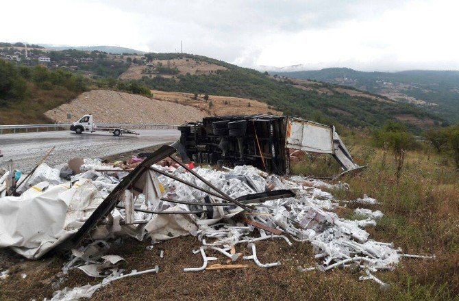 Büro Malzemesi Yüklü Kamyon Takla Attı: 1 Yaralı