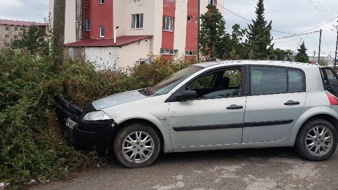 Otomobil Elektrik Direğine Çarptı