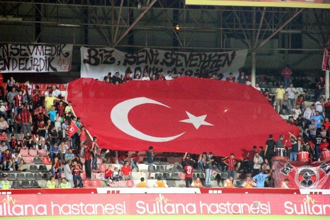 Gaziantep’te Tribünlerin Büyük Bölümü Doldu