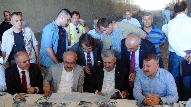 Bakanlar Tünelde İşçilerle Yemek Yedi