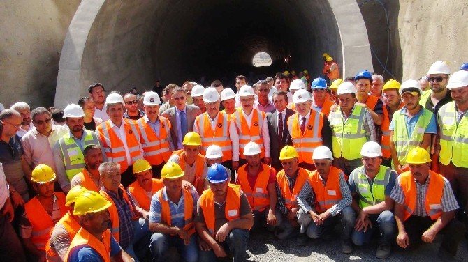 Bakanlar Tünelde İşçilerle Yemek Yedi