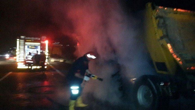 Sakarya’da Asfalt Zift’i Yüklü Tır’ın Lastikleri Yandı