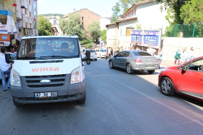 Kamyonetle Motosiklet Çarpıştı: 2 Yaralı