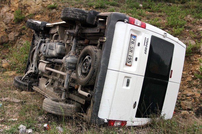 Kastamonu’da Minibüs Şarampole Devrildi: 2 Yaralı