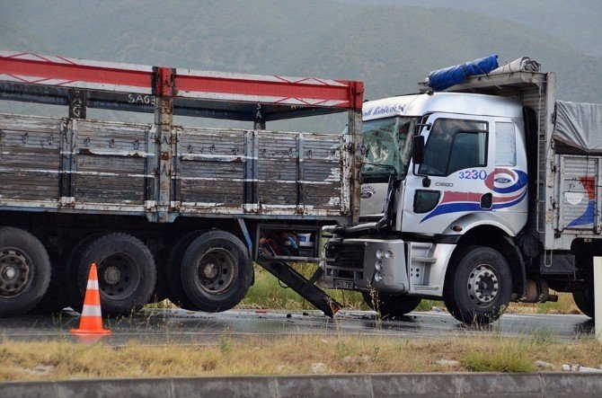 Kazazedeye Yardım İçin Duran Sürücünün Kamyonuna, Başka Bir Kamyon Çarptı