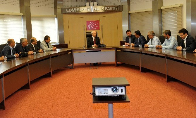 Kılıçdaroğlu, Pir Sultan Abdal Kültür Derneği Başkanı’nı Kabul Etti