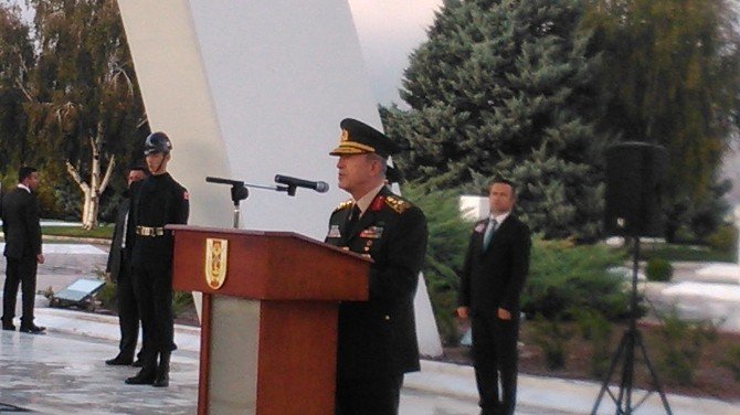 Genelkurmay Başkanı Orgeneral Akar, Devlet Mezarlığı’nı Ziyaret Etti