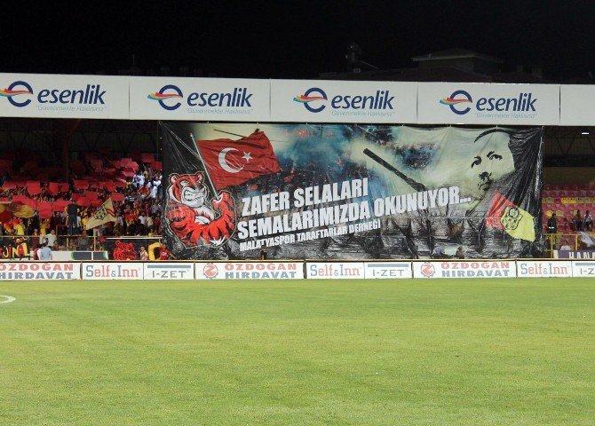 Yeni Malatyaspor Taraftarından ‘Darbe’ Koreografisi
