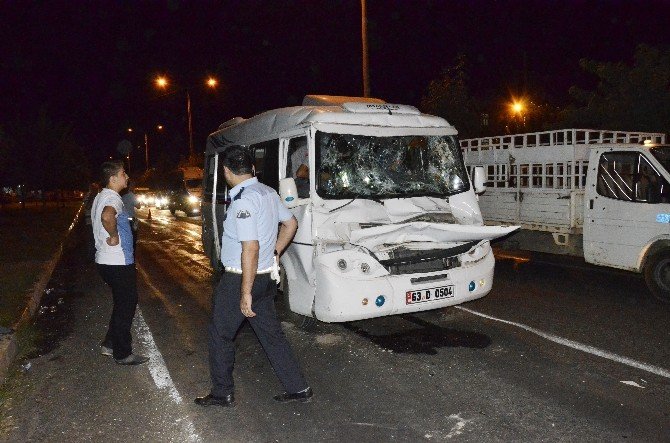 Siverek’te Yolcu Minibüsü Kamyona Çarptı: 7 Yaralı