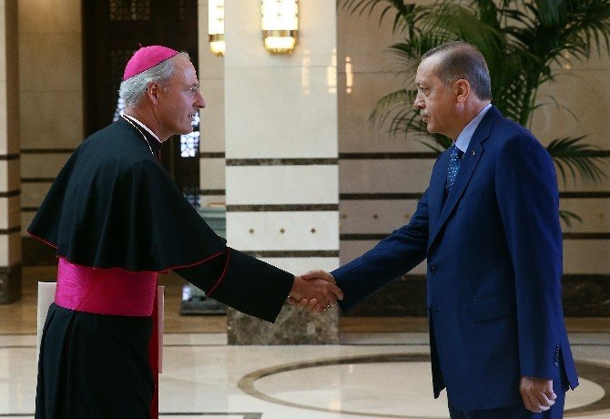 Cumhurbaşkanı Erdoğan, Vatikan’ın Büyükelçisi Russell’ı Kabul Etti
