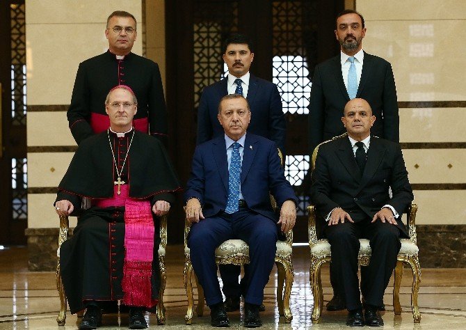 Cumhurbaşkanı Erdoğan, Vatikan’ın Büyükelçisi Russell’ı Kabul Etti