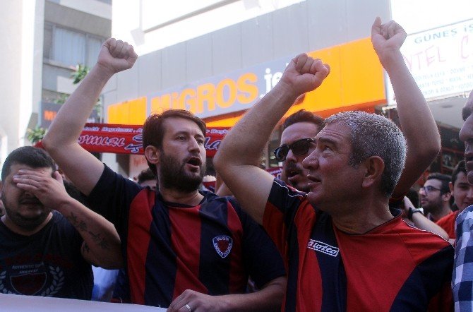 Mersin İdmanyurdu Taraftarları Ve Futbolcuları, Yardım İçin Belediyeye Yürüdü