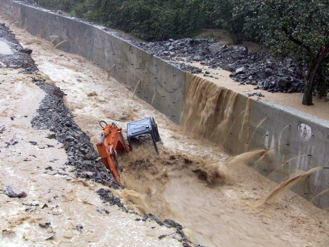 Artvin’de Dereler Taştı, İş Makineleri Dere Sularına Kapıldı