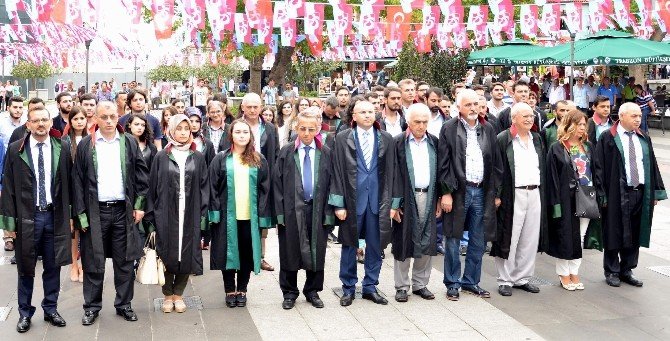 Avukatlar Trabzon’da Adli Yıl Açılışı İçin Meydan Parkı’nda Toplandılar