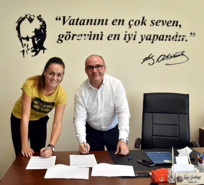 Bulgar Boncheva İmzayı Attı