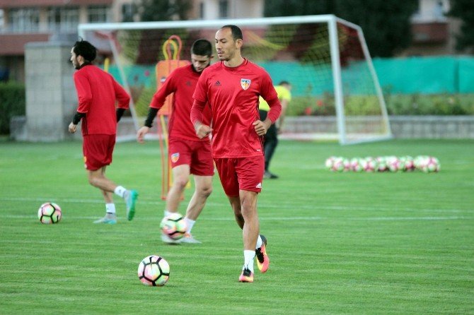 Umut Bulut Yeni Takımıyla Antrenmana Katıldı