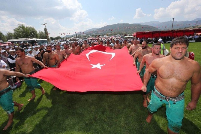 Gümüşhacıköy’deki Güreşlerde Başpehlivan Recep Kara Oldu