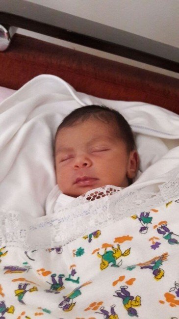 ’Erkek Bebeğiniz Olacak’ Deyip Kucaklarına Kız Bebek Verilen Ailenin Dramı