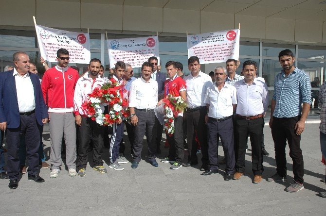 Dünya Şampiyonu Sporculardan Örnek Davranış