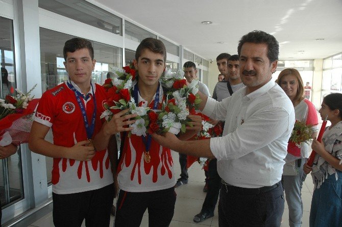 Dünya Şampiyonu Sporculardan Örnek Davranış