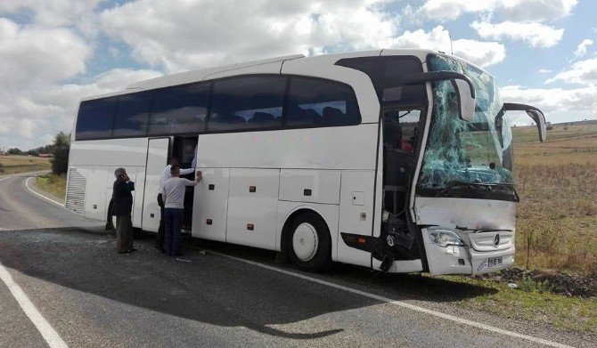 Yolcu Otobüsü Kamyona Çarptı: 3 Yaralı