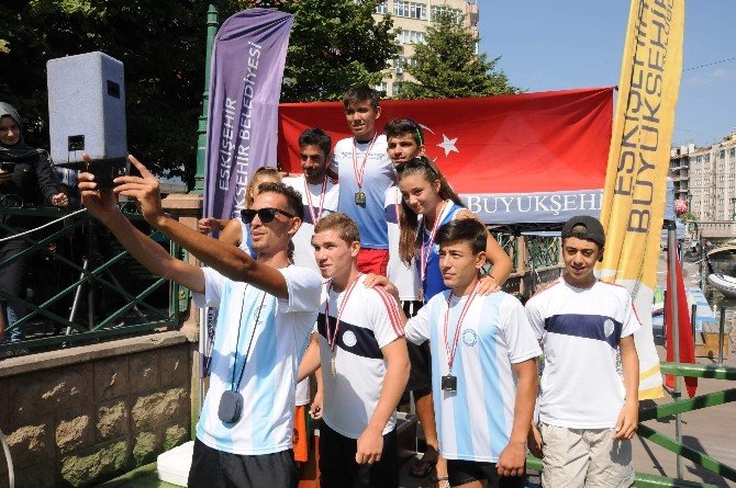 Kano Sporcuları Eskişehir’in Kurtuluş Günü İçin Kürek Çekti