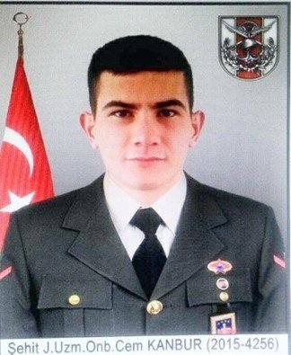 Şehit Uzman Onbaşı Cem Kanbur’un Naaşı Uçakla Havalimanına Getirildi