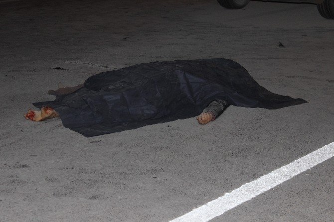 Düğünden Dönen Aileye Otomobil Çarptı: 1 Ölü, 1 Ağır Yaralı