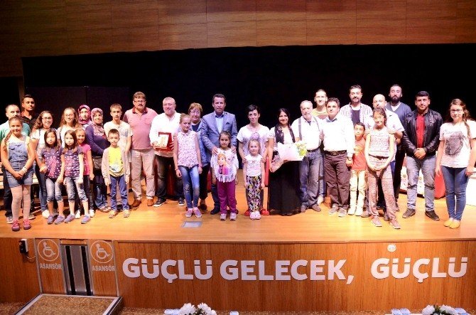 ’Bizimkiler’ Tiyatro Oyunu Bozüyük’te İzleyicisi İle Buluştu