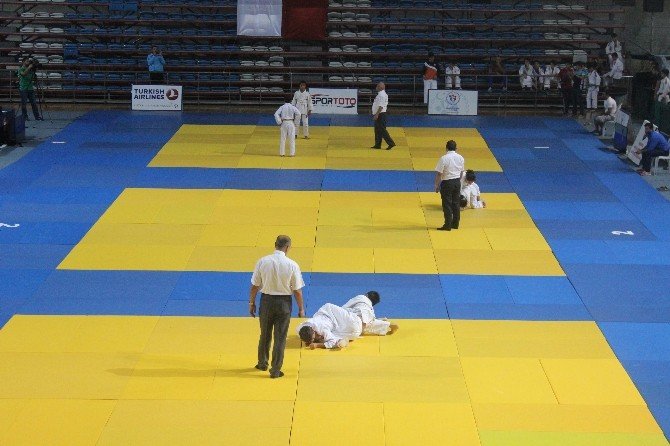 Sakarya’da 30 Ağustos Zafer Haftası Valilik Kupası Uluslararası Judo Turnuvası Başladı